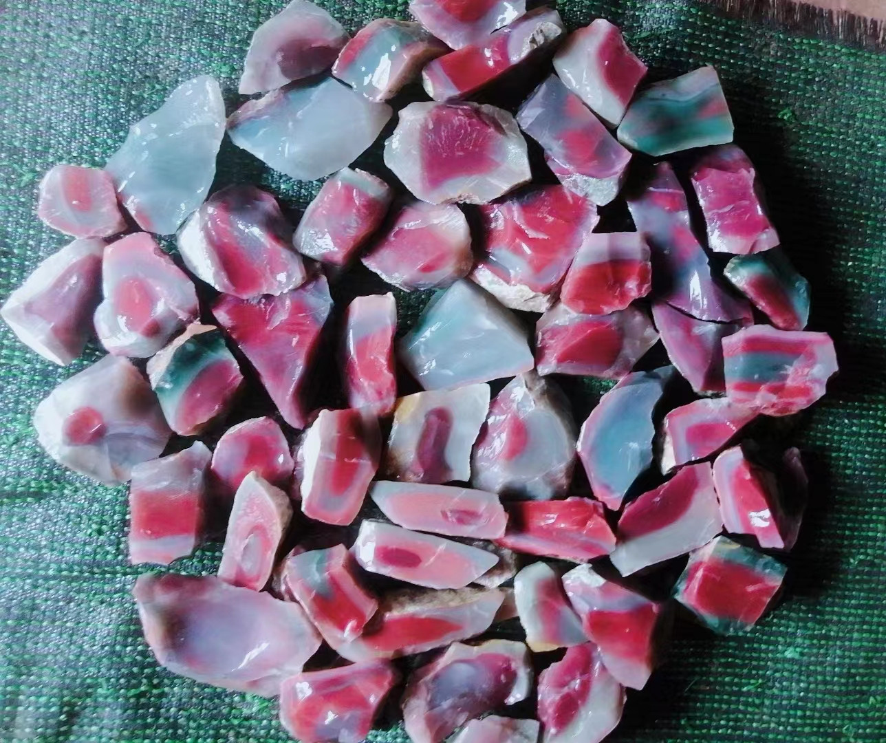 ��������еĶ�ɫԭʯ